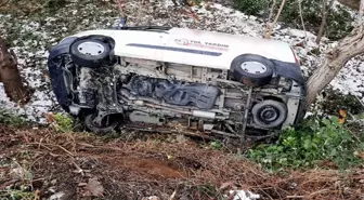 Sürücüsünün hakimiyetini kaybettiği yol yardım aracı, evin bahçesine uçtu