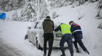 Son dakika! Kar nedeniyle yolda mahsur kalan öğrencileri jandarma kurtardı