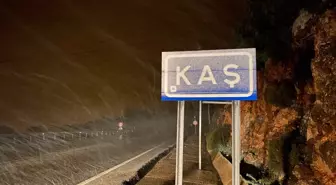 Kaş'ta kar yağışı etkili oluyor