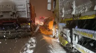 İstanbul'da zorlu gece! Arnavutköy'de yüzlerce araç mahsur kaldı, bekleyiş sürüyor