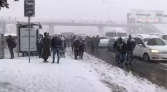 Büyükçekmece'de yoğun kar yağışının altında dakikalarca otobüs beklediler