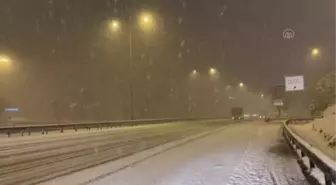 İstanbul'da devam eden kar yağışı trafikte aksamalara yol açıyor