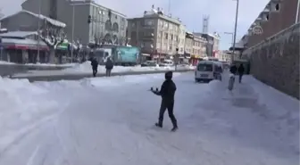 Karapınar'da karda üşüyen yavru köpeğe esnaf sahip çıktı