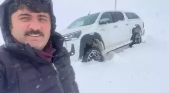 Karda mahsur kalan belediye başkanı, vatandaşı kardan kurtarmaya gidiyormuş!