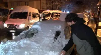 Maltepe'de kar sonrası sürücüler yolda kaldı, trafik oluştu