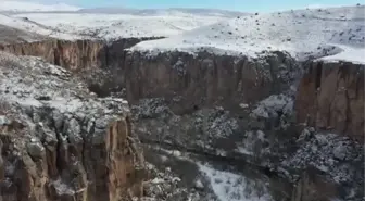 Beyaza bürünen Ihlara Vadisi'nde turistler karın keyfini çıkarıyor