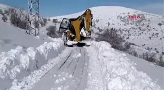 GERCÜŞ'TE RAHATSIZLANAN 2 HASTA YOLLARIN AÇILMASIYLA HASTANEYE ULAŞTIRILDI