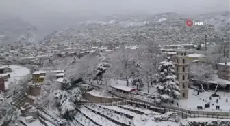 Karlar altındaki saat kulesi böyle görüntülendi