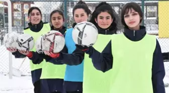 SEVGİ EVLERİNDEKİ KIZLAR FUTBOL TAKIMI KURDU, 3'ÜNCÜ LİGE HAZIRLANIYORLAR