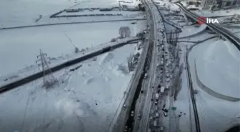 Vatandaşlar dün gece saatlerinden beri TEM Otoyolu'nda mahsur kaldı