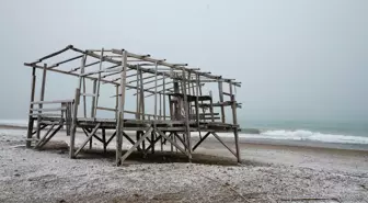 Antalya'da Kumköy sahilindeki çardakların yıkımı ertelendi