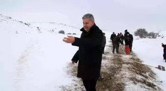 Başkan Altun yaban hayvanlarına yem verdi, yolda ailenin aracını itti