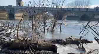 Edirne'de nehirle birlikte çöpler de buz tuttu