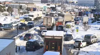 HADIMKÖY'DE YOLLARA BIRAKILAN ARAÇLAR NEDENİYLE TRAFİK DURMA NOKTASINA GELDİ