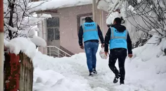 Karlı havada sıcak yemek evlerine kadar ulaştırılıyor