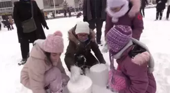 Konya'da çocuklara kartopu oynama ve kardan adam etkinliği