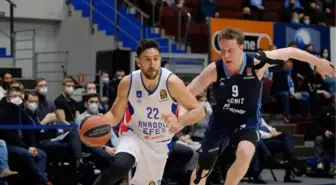 Anadolu Efes: 76-67