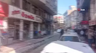 Buz sarkıkları temizleme çalışmaları tehlike saçıyor