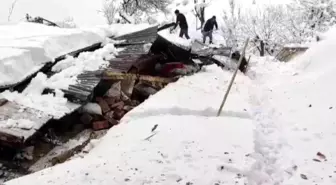 Elazığ'da kardan üç evin çatısı çöktü