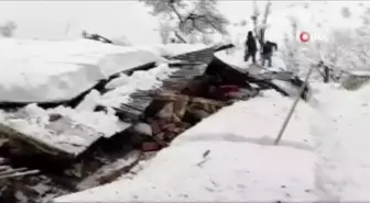 Elazığ'da yoğun kar yağışı nedeni ile 3 evin çatısı çöktü