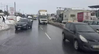 Hadımköy'de kar nedeniyle yolda bırakılan araçların kaldırılmasıyla trafik açıldı