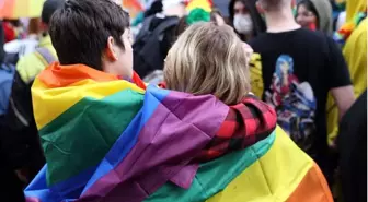 LGBT hakları: Fransa sözde 'eşcinsellik dönüştürme terapilerini' yasakladı