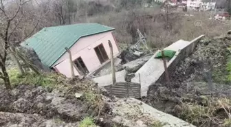 Ortahisar'da meydana gelen heyelanda bir ev yıkıldı