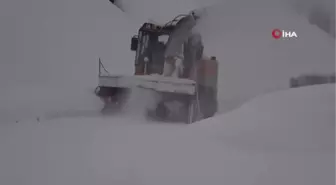 Bitlis'te tipi ve fırtınaya rağmen köy yolları açılıyor