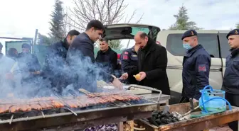 Kaymakam Sevgili'den, karla mücadelede görev yapan kamu personeline mangalda sucuk ekmek ikramı