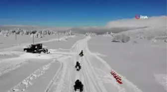 Uludağ'ın karda gidilmeyen yerlerini kar motoruyla keşfediyorlar