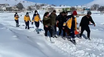 Son dakika gündem: Yol kardan kapanınca sedyeyle 2 kilometre ambulansa taşındı