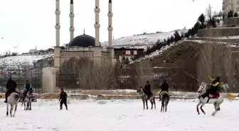 Karlı zeminde oynanan ciritte, at üzerinden düşen ciritçinin ayağı kırıldı, turnuva yarıda kaldı