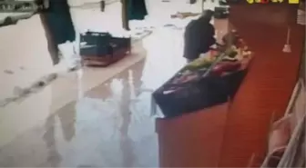 MARKETTE ALIŞVERİŞ YAPARKEN ÇÖKEN TENTENİN ALTINDA KALDIĞI ANLAR KAMERADA