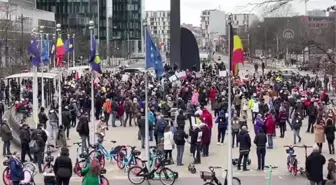 Son dakika haberi... Brüksel'de 'zorunlu aşı' karşıtlarından protesto yürüyüşü