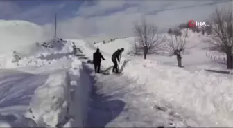 Kardan kapanan yolları köy sakinleri kendileri açtı