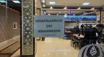 Aksaray Valiliğinden kar nedeniyle dinlenme tesislerinde misafir edilen yolculara çay ikramı