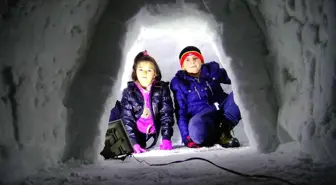 Cami bahçesinde temizledikleri karlarla eskimo evi yaptılar