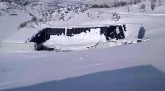 Güneş enerji panellerinin bulunduğu çatı çöktü