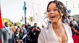 Rihanna'nın hamilelik bilmecesi bitti! Sokakta ceketinin düğmelerini açan şarkıcının göbeği göründü