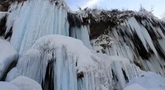 Sivas'ta Dipsiz Göl Şelalesi'nde dev buz sarkıtları oluştu