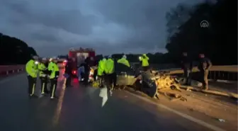 Bariyerlere çarpan otomobildeki bir kişi öldü, iki kişi yaralandı