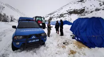 Erzincan'da mahsur kalan vatandaşları jandarma ekipleri kurtardı