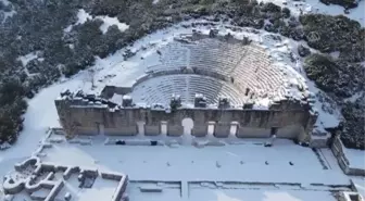 'Gladyatörler şehri' Kibyra'nın devasa anıtsal yapıları beyaz örtüyle kaplandı