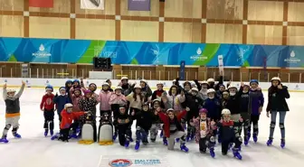 Maltepeli çocukların buz pateni keyfi