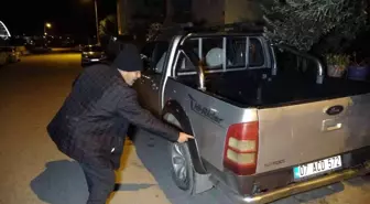 Park halindeki araçların lastiklerini patlatıp kaportalarını çizdi