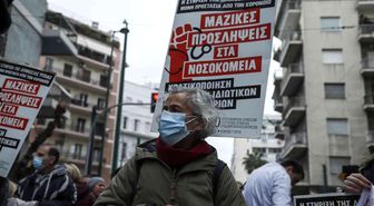 Yunanistan'da sağlık çalışanları yine sokaklara döküldü