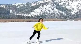 Son dakika haber: 6 yaşındaki Umay'dan buz tutan Eymir Gölü'nde paten şovu