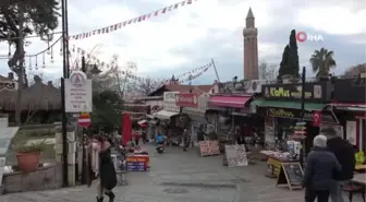 Antalya'da doğuştan elleri olmayan esnafın ayaklarıyla yaptıkları görenleri şaşırtıyor- Ayaklarıyla kahve yapıp içiyor, cep telefonundan...