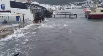 Bodrum'u fırtına vurdu... Milyon dolarlık yat denize gömüldü, bazı teknelerse karaya oturdu