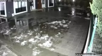BÜYÜKÇEKMECE'DE DALİ MASKELİ HIRSIZLAR EV SAHİBİNE YAKALANINCA KAÇTI